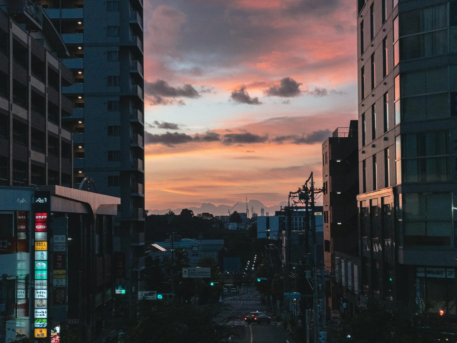 夕暮れ時の駅前