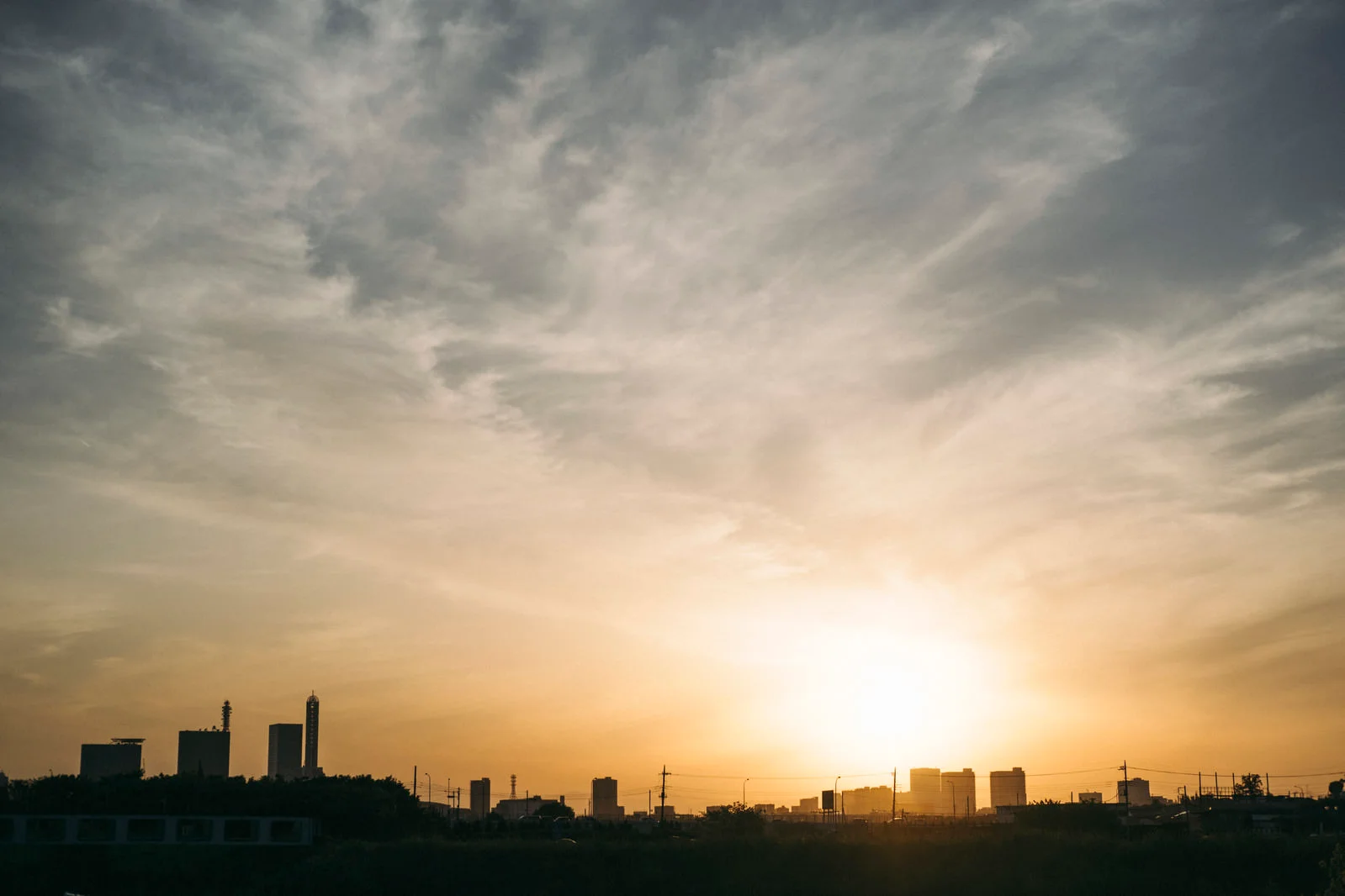 ビル街に沈む夕日