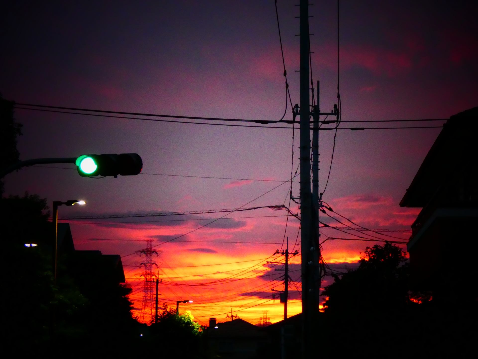 真っ赤に染まる夕日と青信号