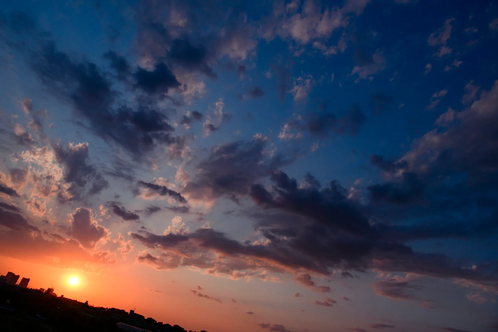 沈みゆく太陽と騒々しい雲
