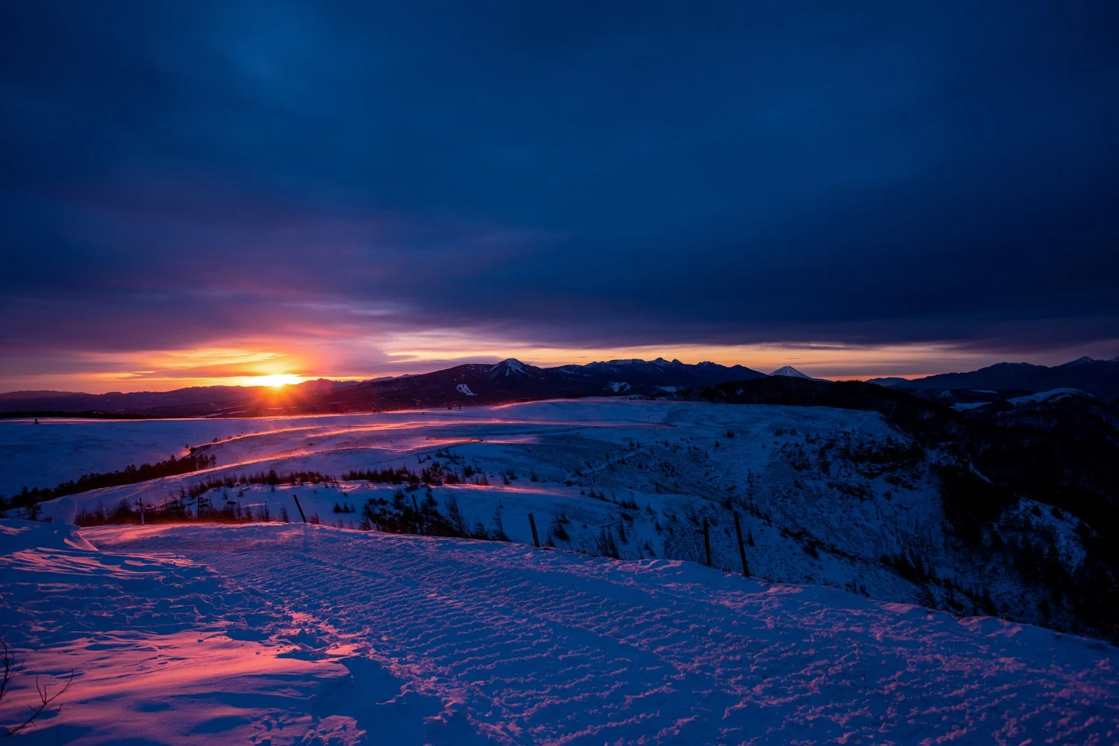 夕日が照らす大雪原