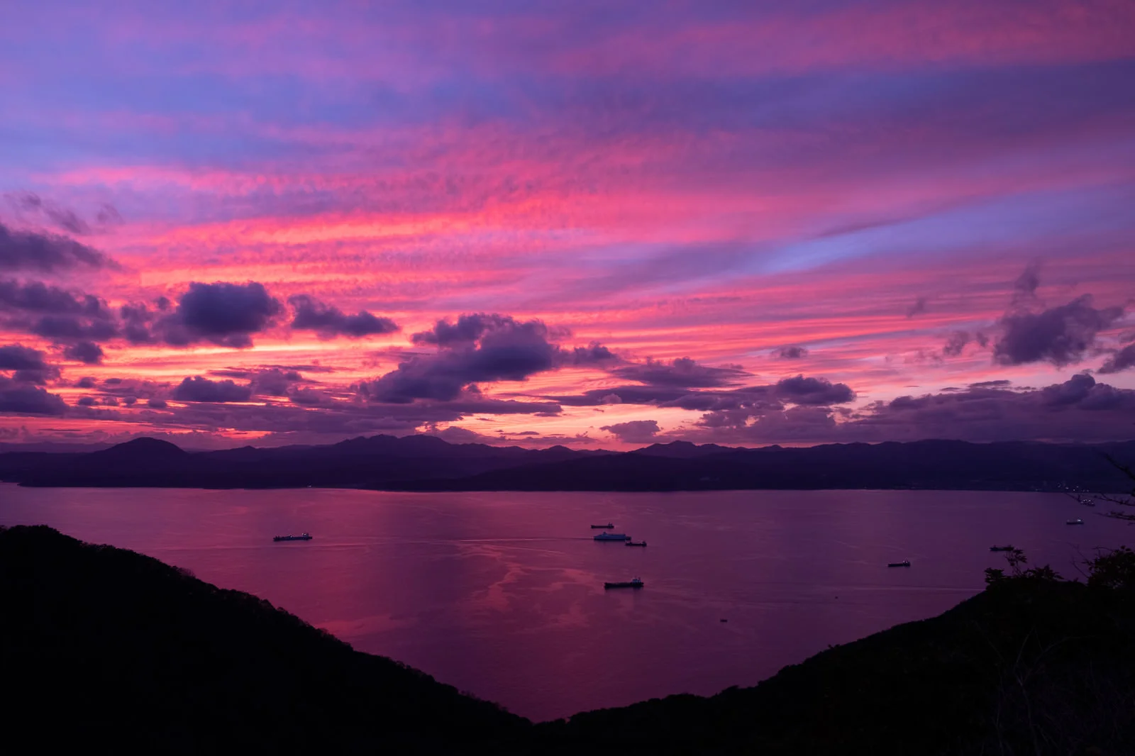 紫の夕暮れと湖