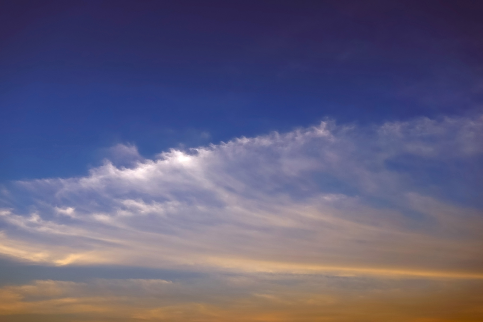青空の残る夕暮れ