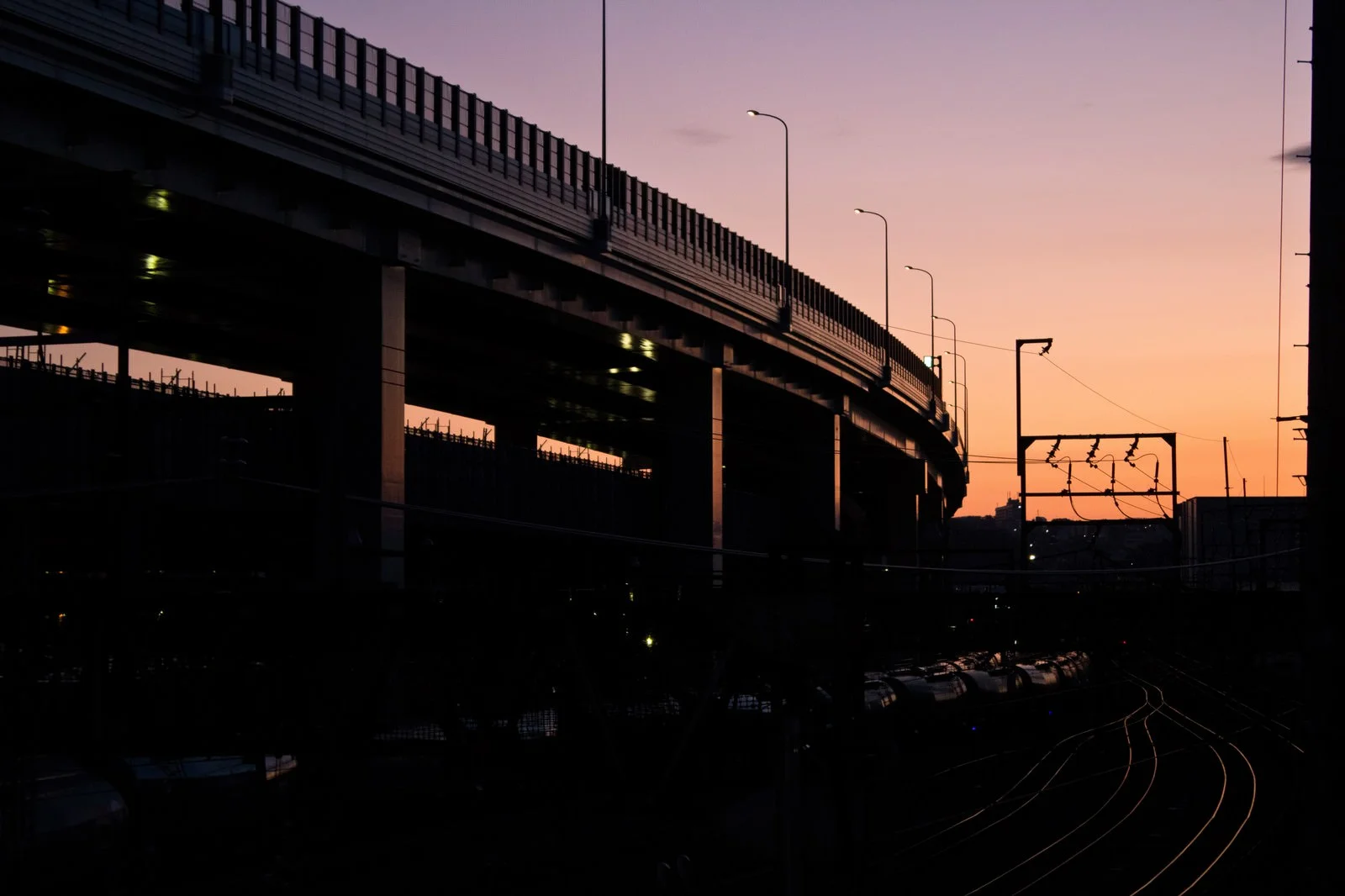 夕暮れの高架と線路
