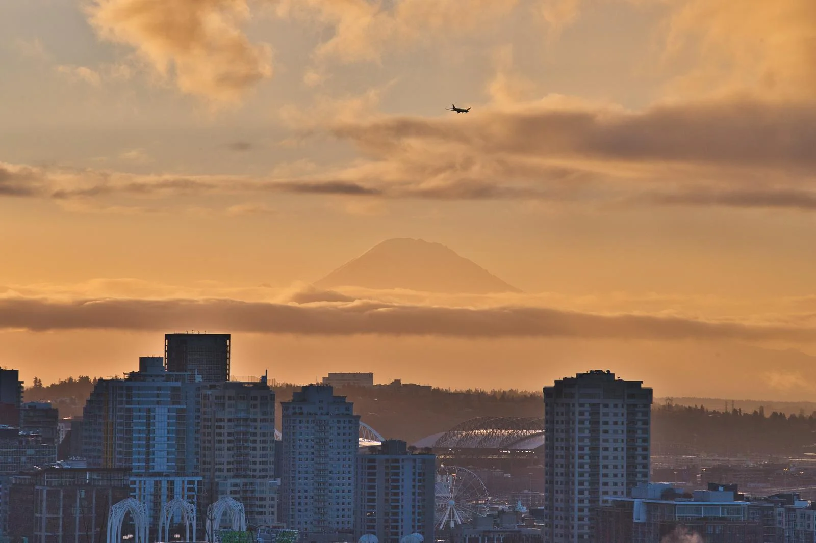 夕焼けのシアトルとマウント・レーニアの絶景